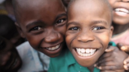 一群人在非洲遭遇过的抢劫 病痛 吃土 还有小朋友灿烂的笑容