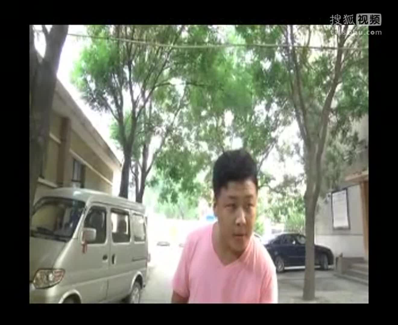 小两口街头卖东西遭村民恶搞