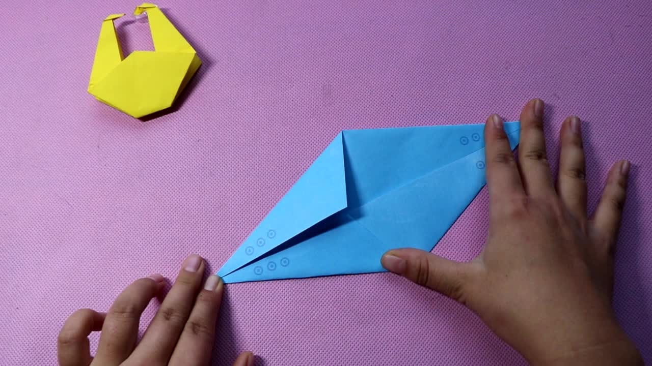 亲子折纸：几张彩纸折出不一样的五彩手提包