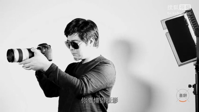 他收集好故事，然后給錢年輕人幫他們圓夢