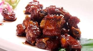 美籍华人“可怜中国”称美国最低工资吃得起水果