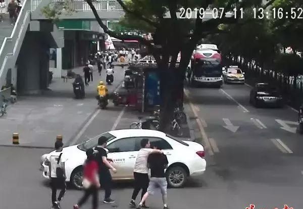 “喂，110吗？我男朋友被警察抓了！”恋爱男友逛街被“警察”抓走