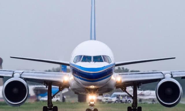 波音757客机降落时发生多处爆胎，致400多次航班延迟取消插图