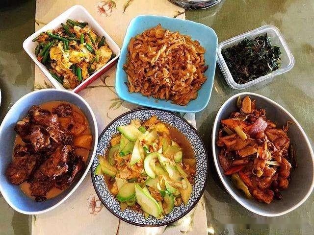 美籍华人“可怜中国”称美国最低工资吃得起水果