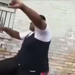 [图]【万恶之源】Fat Black guy dancing