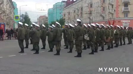 [图]俄罗斯未知城市的胜利日小型阅兵尾声的军乐团演奏《胜利节》