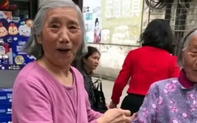 [图]70多岁老人见到90多岁的妈妈 开心的像个孩子一样