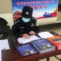 [图]#我和祖国在一起#【#帮助走失少年找到妈妈后民警泣不成声#】“找...