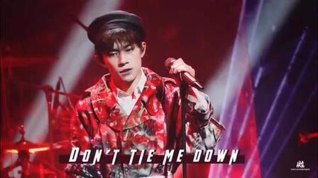 [图]易烊千玺芭莎慈善夜《Don’t tie me down》直拍focus