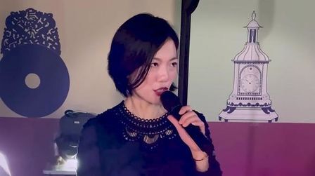 [图]旺角小龙女龙婷,登台献唱一曲蔡琴老歌《魂萦旧梦》不输专业歌手