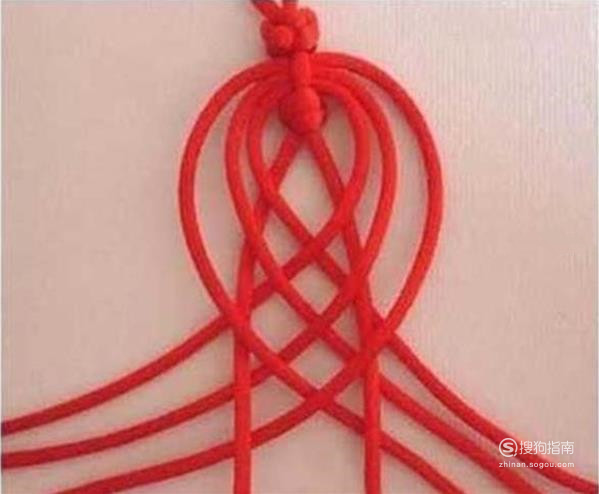 把打了双联结的两条红线牵下来,和上面的三条红绳互相穿过,如图