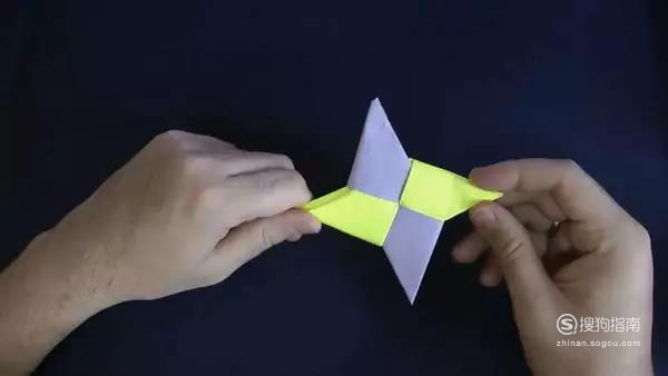 第九步:调整折纸,一个酷酷的忍者飞镖就完成啦!