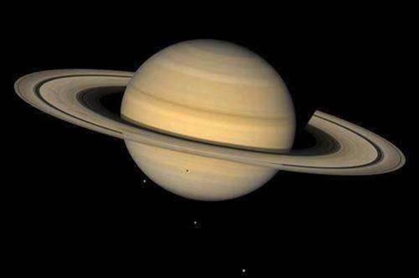 三,太阳系中最大的行星环,土星环