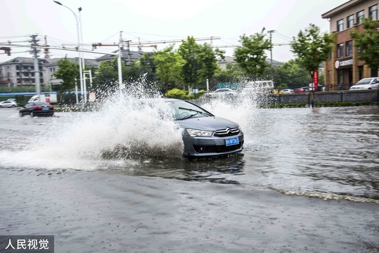 山东青州迎强降雨 低洼路段瞬间成“海” 第1页