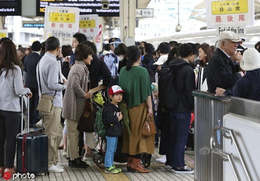 日本开启10天黄金周假期 机场火车站人山人海(4) 第4页