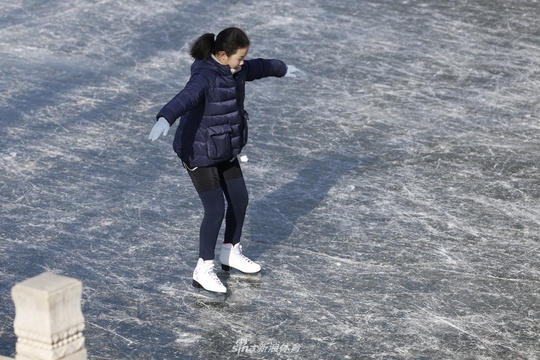 北京市民户外戏冰 第1页