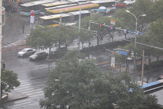 组图:雨来了!北京城区迎来短暂降雨 第1页