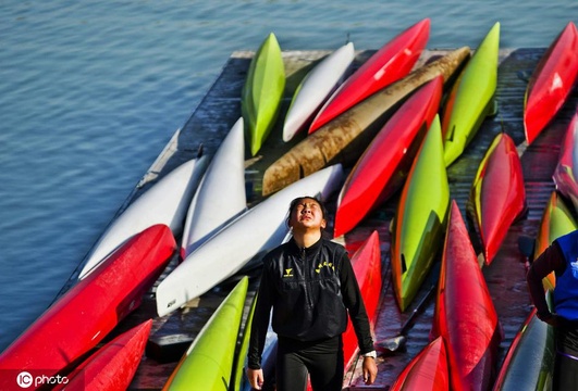 苏州皮划艇运动员金山湖训练 划艇湖上成靓丽风景线 第1页
