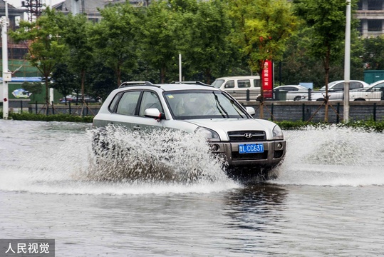 山东青州迎强降雨 低洼路段瞬间成“海”(2) 第2页