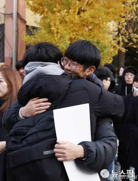 韩国今日高考 学弟学妹为考生加油打气【组图】 第1页