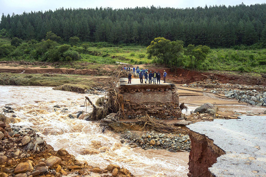 洪水暴涨冲垮桥梁 强热带气旋袭击津巴布韦 第1页