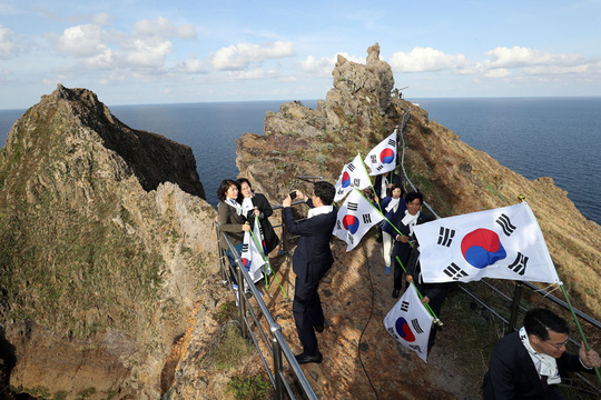 韩国国会议员登上日韩争议岛屿 举太极旗合影(4) 第4页