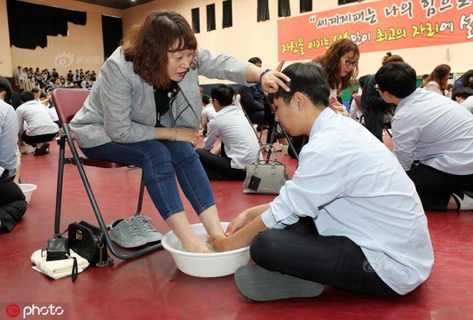 韩国高中组织学生给爸妈洗脚 庆祝父母节(4) 第4页