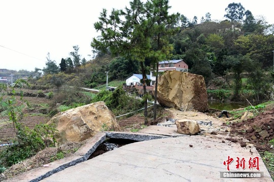 直击四川资中5.2级地震现场 村道被巨石砸断 第1页