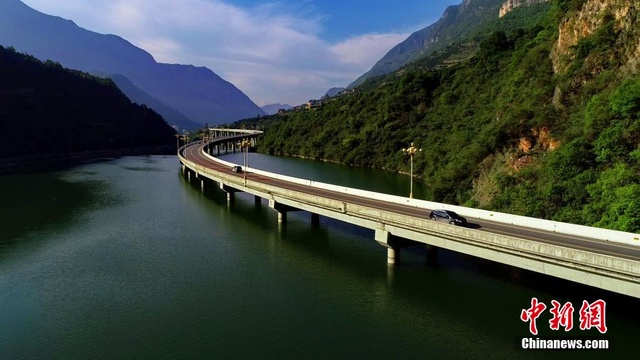 昭君故里湖北兴山“水上公路”秋景如画 第1页