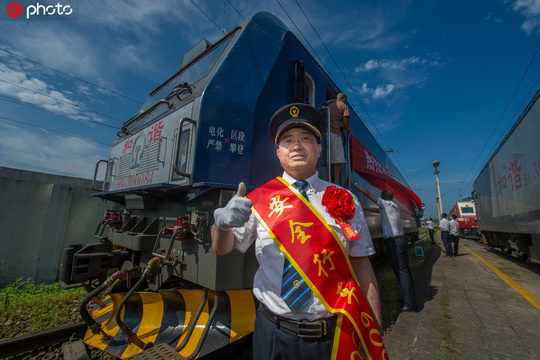 成都绕地球47圈火车老司机退休 安全行车190万公里遗憾没开动车 第1页