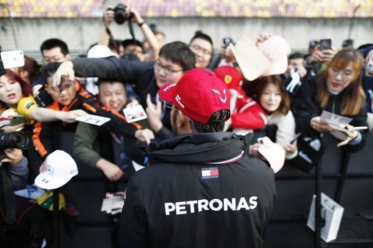 图集-2019F1中国站车手签名会(18) 第18页