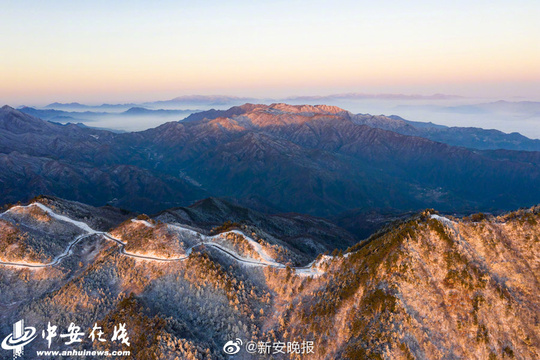 大别山腹地霍山县迎入冬首场雪:雪舞银蛇 分外妖娆 第1页