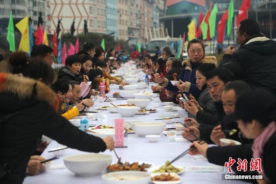 重庆500余人同吃长桌“刨猪宴” 共享巴渝风俗年味 第1页