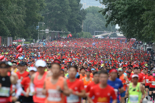 长春国际马拉松开赛 三万人冒雨奔跑 第1页