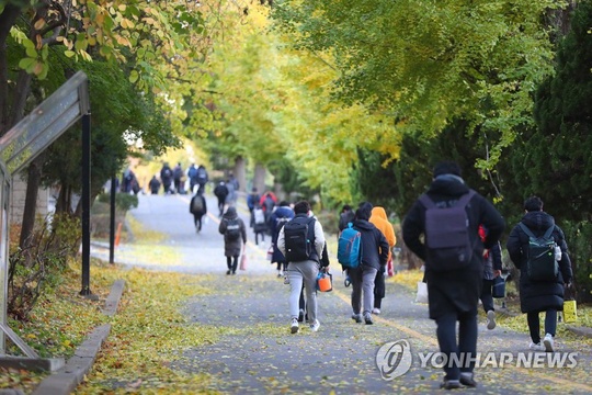 实拍韩国高考现场 学弟学妹敲锣吹号为考生加油助威(15) 第15页