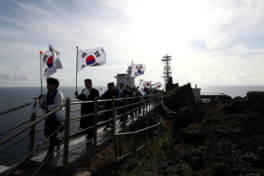 韩国国会议员登上日韩争议岛屿 举太极旗合影 第1页