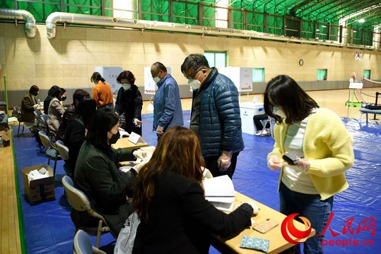 疫情之下韩国如期举行国会选举 选民戴一次性手套投票 第1页