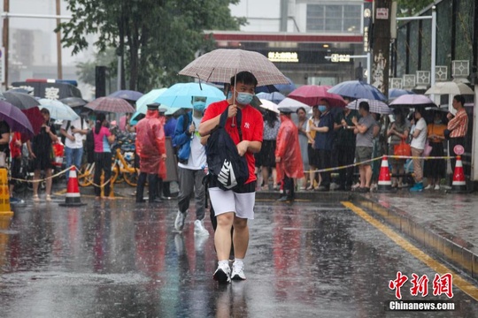 暴雨袭击江西南昌 考生雨中从容赴考(5) 第5页