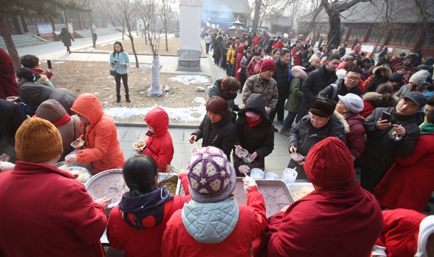 腊八节寺院奉粥 百余市民排队领取应好彩头 第1页