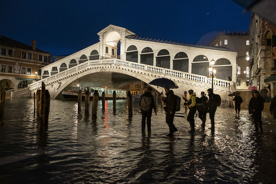 意大利再遭暴雨袭击 “水城”威尼斯再次被淹(2) 第2页