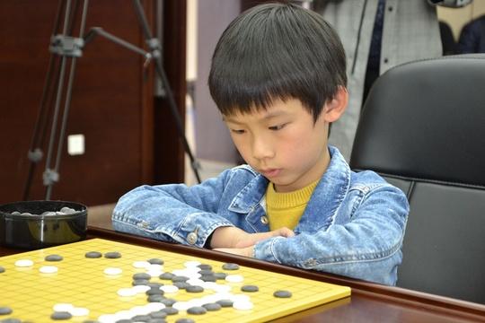 高清-博思软件杯新秀赛指导棋举行 小棋手认真思考(7) 第7页