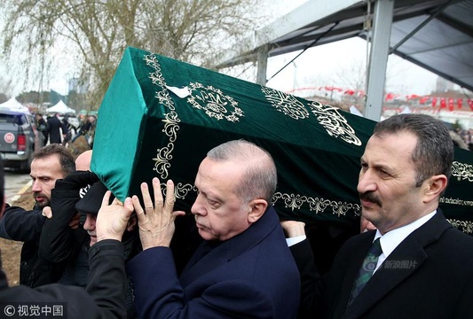 土耳其居民楼倒塌致17死 总统埃尔多安出席遇难者葬礼亲自扶棺 第1页
