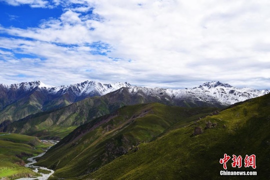 祁连山初秋迎降雪 山顶白雪皑皑美景养眼 第1页