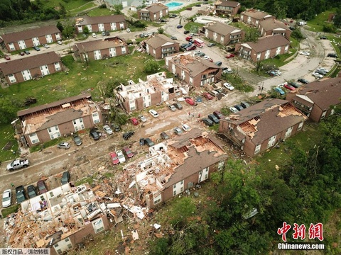 龙卷风横扫美国密苏里州 民居变成露天建筑 第1页