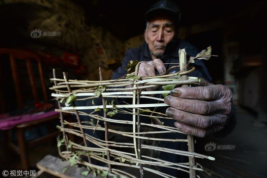 郑州:90岁老人为不拖累儿女独居深山窑洞 冬天取暖靠上山砍柴(7) 第7页