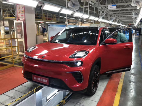 奇瑞新能源中型SUV(S61)下线 第1页