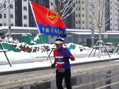 2020晋城马拉松融雪中开跑(2) 第2页