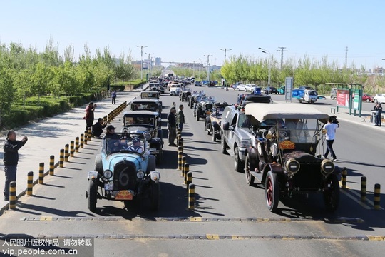 从北京驶往巴黎 百辆老爷车内蒙古出境 第1页