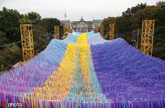 艺术家用3万根彩带打造绚烂装置 纪念柏林墙倒塌30周年 第1页