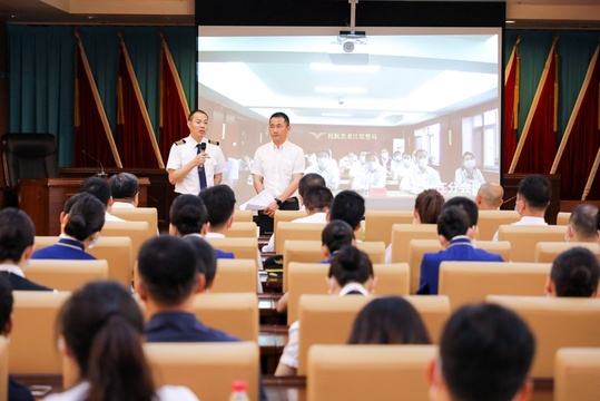 东北管理局邀请“中国民航英雄机长”刘传健到东北地区开展“学习英雄机组精神践行‘三个敬畏’”系列活动(7) 第7页